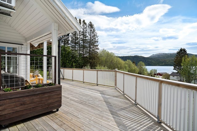 Boligen har en romslig flott veranda på bakkenivå og altan med utgang fra et av soverommene i 2.etasje. Begge uteareal er solrike - og byr på en helt fantastisk fjordutsikt.
