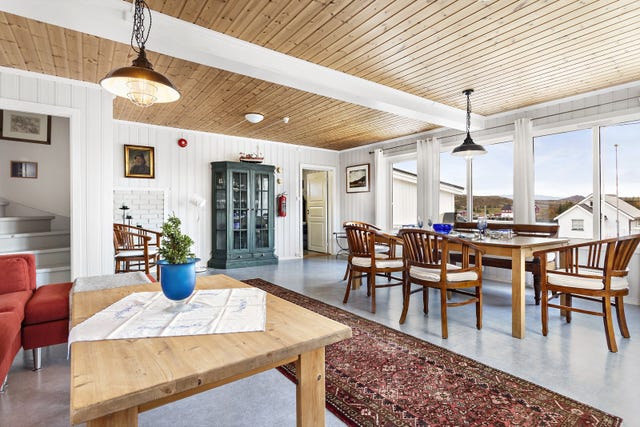 I tilknyttning til kjøkkenet er det en stue med adkomst til 2. etg. og utgang til terrasse