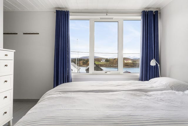 Alle rommene i boligen har utstrakte vindusflater som gir rommene godt med lysinnslipp, og ikke minst et godt utsyn til sjøen og omkringliggende bebyggelse.