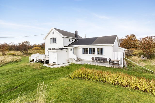 Det er godt med utearealer som består av bl.a. to terrasser tilknyttet boligen.