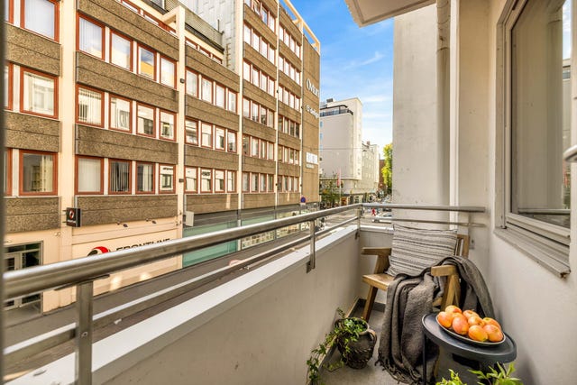 Balkong og attraktiv beliggenhet i enveiskjørt gate på Majorstuen, kun et steinkast unna Bogstadveien. Foto: Studio Solberg
