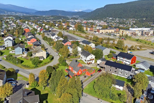 Like ved skolen er det i tillegg kunstgressbane, fotballbinge og Max Arena som er et populært anlegg som blant annet tilbyr klatring, squash og treningssenter.