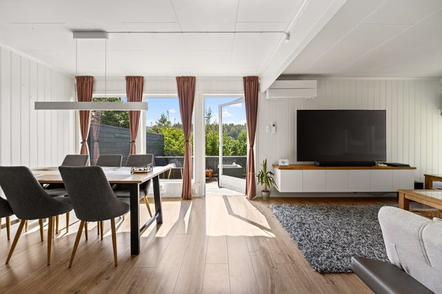 Lys og luftig stue med dør rett ut til terrassen. 
Foto: Angeltun Foto