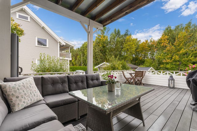 Flott Veranda på 29 m² med god plass til både sofagruppe og spisebord. Delvis overbygg gir en lun og hyggelig uteplass. Terrassegulv og rekk