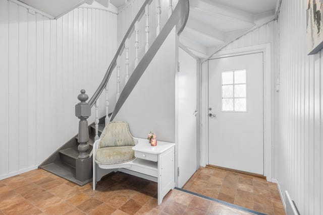 Velkommen inn! Lys og innbydende entré med praktisk  gulvbelegg og en flott, original tretrapp som tilfører boligen sjel og særpreg.