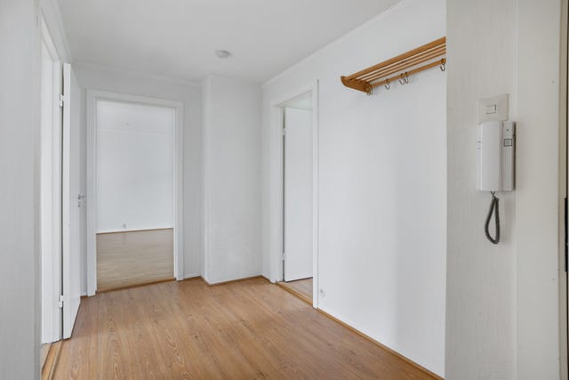 Gangen har oppheng for klær og plass til skap. Soverom nummer to ligger inn til høyre.