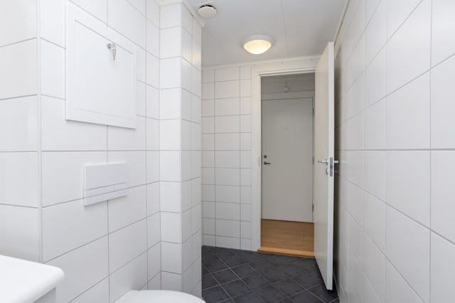 Avsatt plass til vaskemaskin og tørketrommel i nisje ved døren.