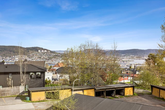 Fra kjøkkenvinduet ser man ned til Drammen Havn.