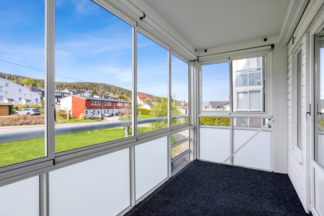 Selveierleilighet i 2.etasje med stor, innglasset balkong mot vest.
