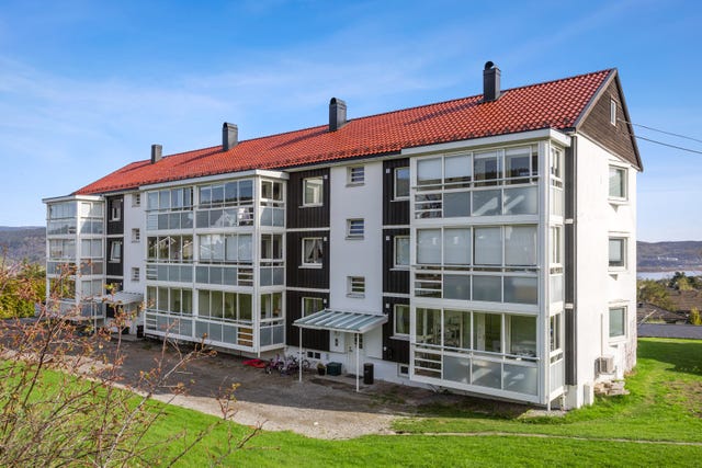 Bygningen sett fra fellesarealene/hagen