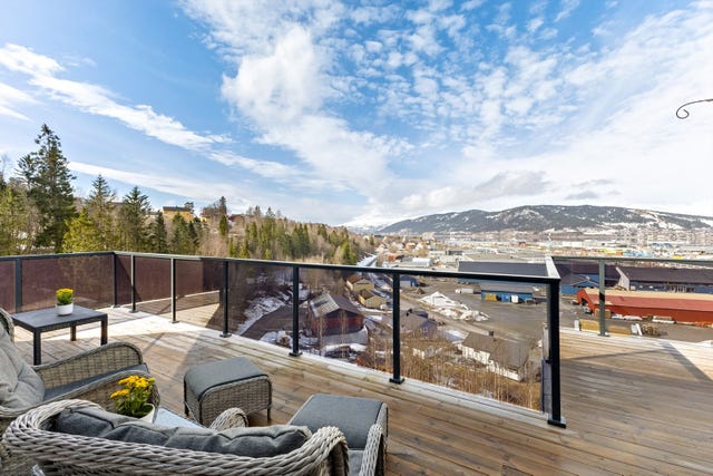 Utsikten kan virkelig nytes, og på dager med godt vær er det sol helt til kvelden, noe som gjør uteplassen til et attraktivt sted å oppholde seg.