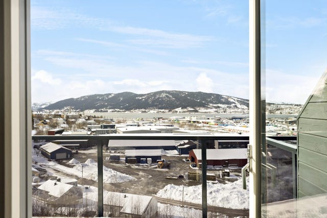 Fra både kjøkken, stue og balkong har man flott utsyn mot nærområdet og omkringliggende landskap.