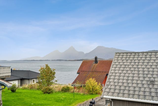 Utsikten mot sørvest og Dønnamann.