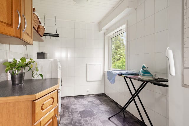 Et eget, funksjonelt vaskerom med god plass til klesvask og hverdagsbestyr. Her har du god plass til både vaskemaskin, tørketrommel og strykebrett. Innredningen er fra kvalitetsleverandøren Nygaard.