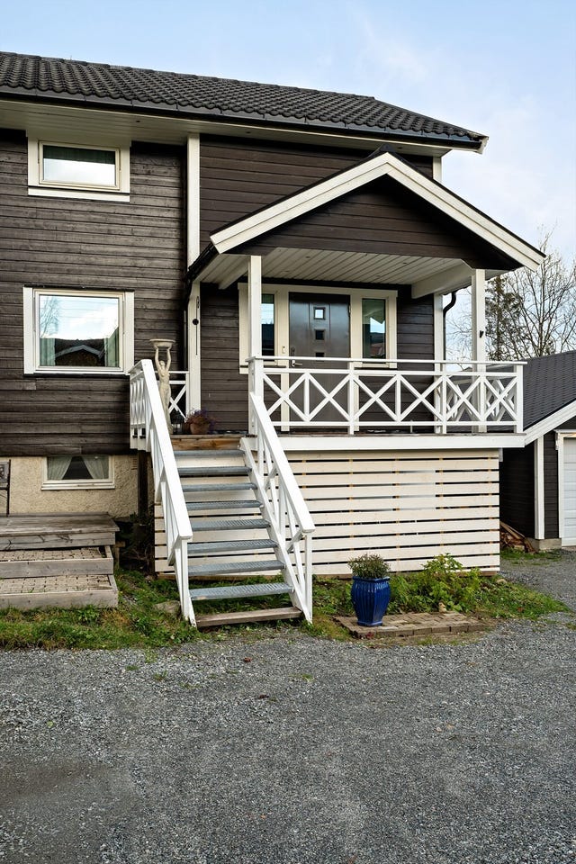 Eiendommen har i tillegg en frittstående dobbelgarasje samt romslig gårdsplass med god parkering.
