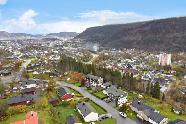 Aktiv Eiendomsmegling har gleden av å presentere denne innholdsrike og romslige familieboligen - med fantastisk beliggenhet på Gruben!