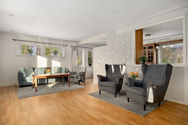 Fra stuen er det utgang til terrassen, hvor du kan nyte ettermiddags- og kveldssolen i hyggelige omgivelser.