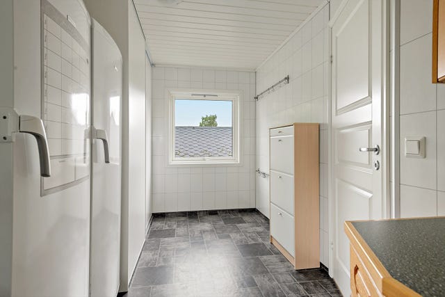Vaskerommet byr også på ekstra plass til både ekstra kjøleskap/fryser og smarte oppbevaringsmøbler.
