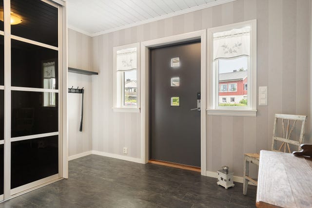 Velkommen inn til en lys og meget romslig entré som gir et inviterende førsteinntrykk