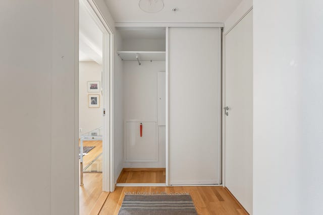 Entréen har en praktisk skyvedørsgarderobe for effektiv oppbevaring.