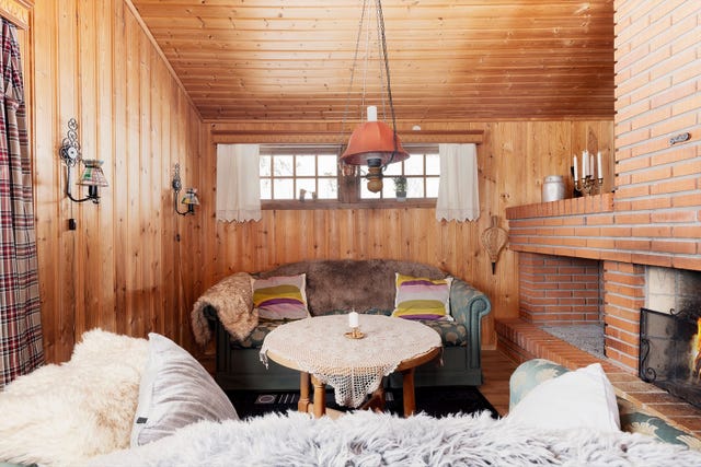 Stuen har god plass til sofagrupper og tilrettelegger for hyggelige kvelder foran ildstedet.