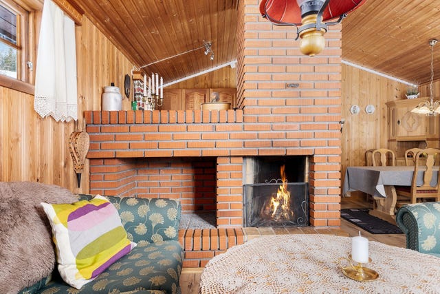 Et naturlig blikkfang i rommet er den store, plassbygde peisen i teglstein som danner et hyggelig samlingspunkt for familie og venner.
