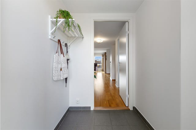 Eiendommen ligger i tredje etasje, med en hyggelig balkong med kveldssol.