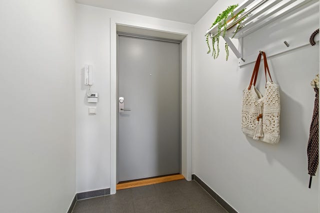 Innbydende entré med god plass for praktiske løsninger for oppbevaring av sko og yttertøy.