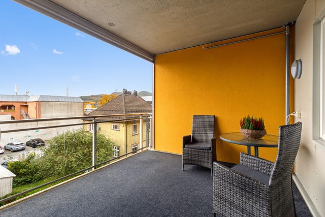Romslig balkong på ca. 10 m² med god plass til ute møbler og hyggelige sittegrupper.