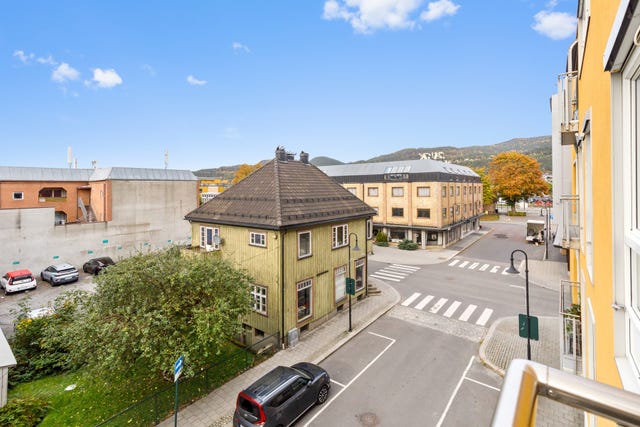 Leiligheten er perfekt for deg som ønsker det enkelt, rent og med en veldig sentral beliggenhet for det man måtte trenge av service tilbud.