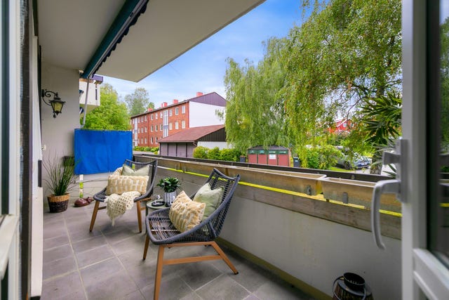 Velkommen til Skogstuveien 16A, og en lys og hyggelig hjørneleilighet med sentral og sjønær beliggenhet. Foto: Zovenfra
