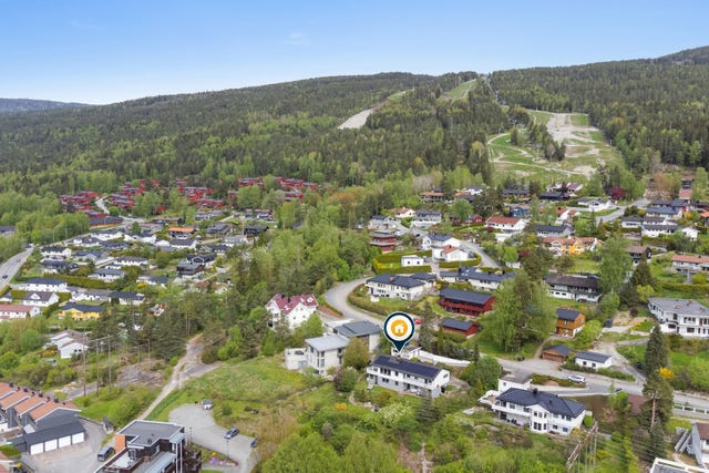 Ettertraktet, attraktiv og sentral beliggenhet på Åssiden med Drammens flotteste naturområder som nær nabo. Drammen skisenter i bakkant