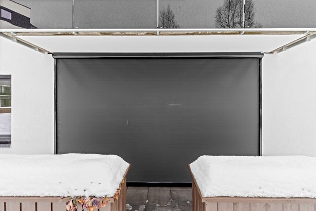 Her er det også montert screen som kan senkes og skjerme for sol.