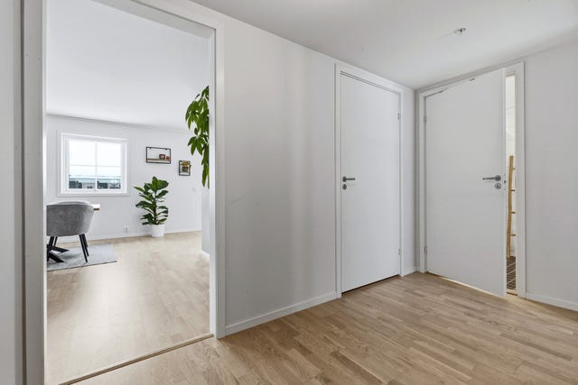 Gangen åpner opp resten av leiligheten.