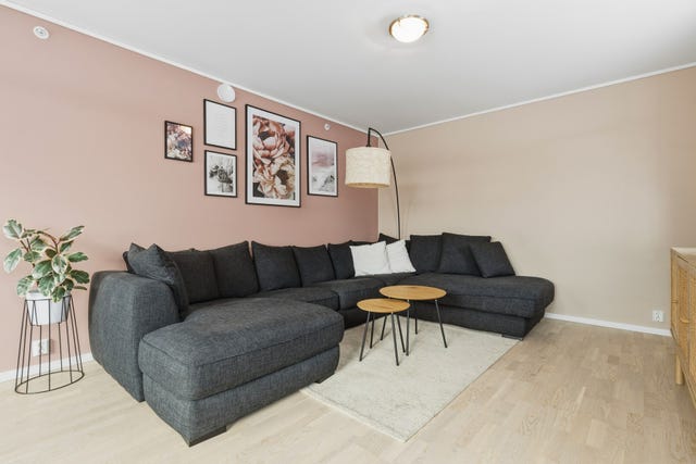 Stuen har god plass til sofagruppe