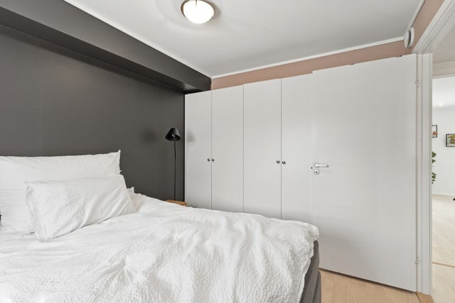 Hovedsoverommet har god plass til seng og garderobe