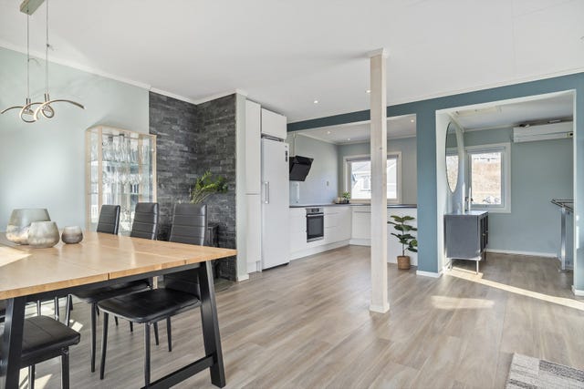 Romslig areal med god plass for spisestue; et fint samlingssted for vennegruppen og familie.