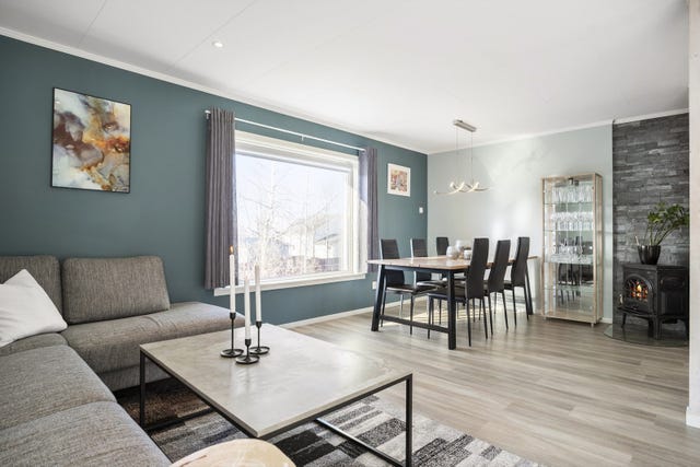 Bolig er oppført over to plan og har hovedetasje i 2.etasje som inneholder stue, kjøkken og adkomst til veranda.