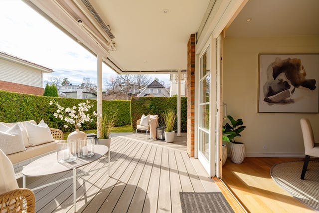Fra stuen er det også utgang til leilighetens terrasse, oppmålt til hele 34 kvm.
