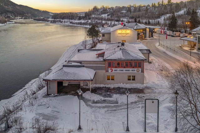 Direkte adkomst fra offentlig vei og enkel tilgjengelighet for både kunder, ansatte og vareleveranser.