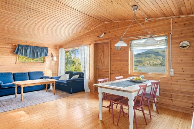 Fra stuen får du direkte utgang til hyttas veranda.