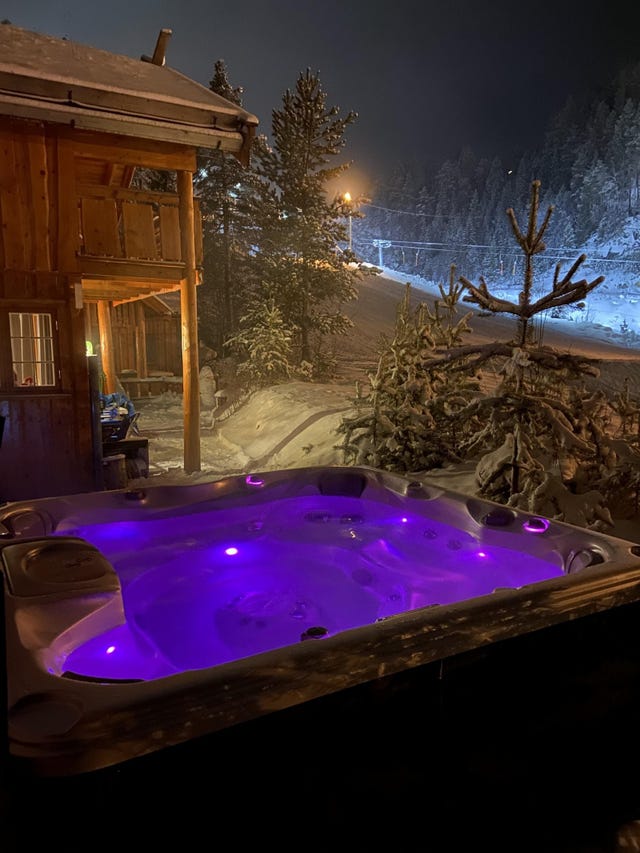 Etter en dag i bakken kan du varme deg i badstuen eller nyte en stille stund i jacuzzien under stjernehimmelen