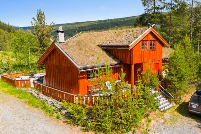 Hytta ligger i hyttefelt 2 med bilvei fram | parkering for 2 biler ved hytta