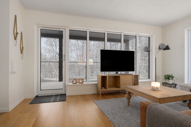 Store vindusflater som slipper inn rikelig med naturlig dagslys og gjør rommet behagelig å oppholde seg i. Fra stua er det utgang til en romslig veranda på totalt 30 m2.