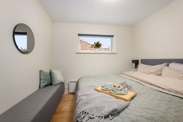 Leiligheten har totalt tre soverom. Dette er det største med plass til dobbeltseng og enkel garderobe.
