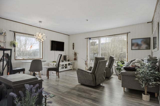 Fra stuen er det utgang til en altan på ca. 12 m².