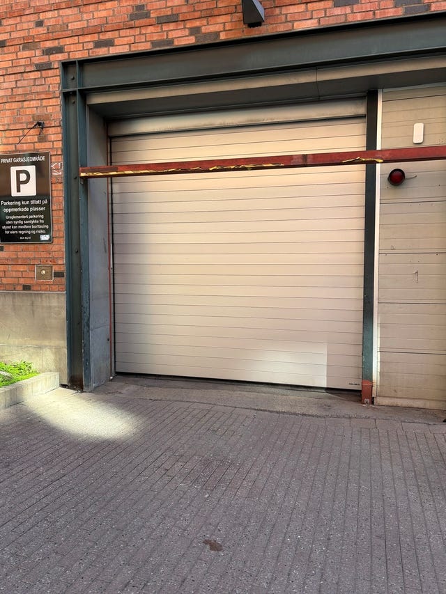 Elektrisk portåpner med fjernkontroll. Adkomst fra Falbes gate