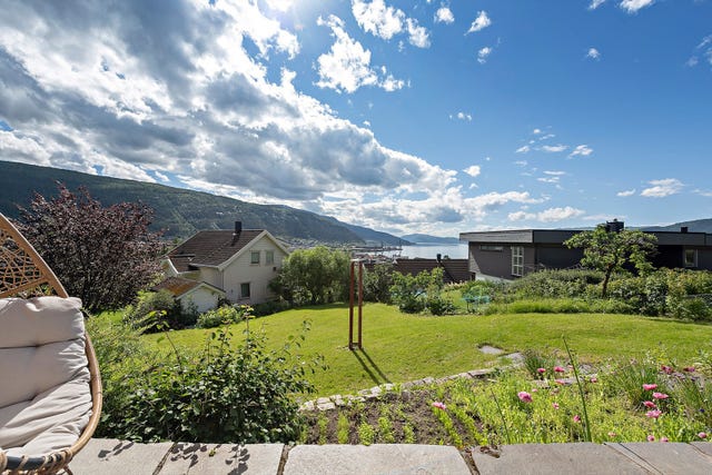 Det meste av tomteareal er på husets nedre side hvor man finner en skjermet hage med nydelig utsikt og lang solgang.