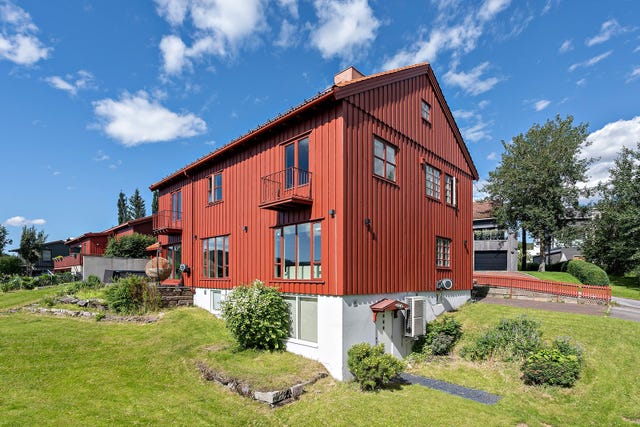 Totalt har eiendommen tomt på ca 1092 kvm. å boltre seg på. Stort hageområde og romslig innkjørsel på eiendommen.