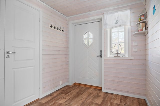 Velkommen inn! Her blir du møtt av en lys og romslig yttergang hvor du har god plass til å henge av deg yttertøyet.